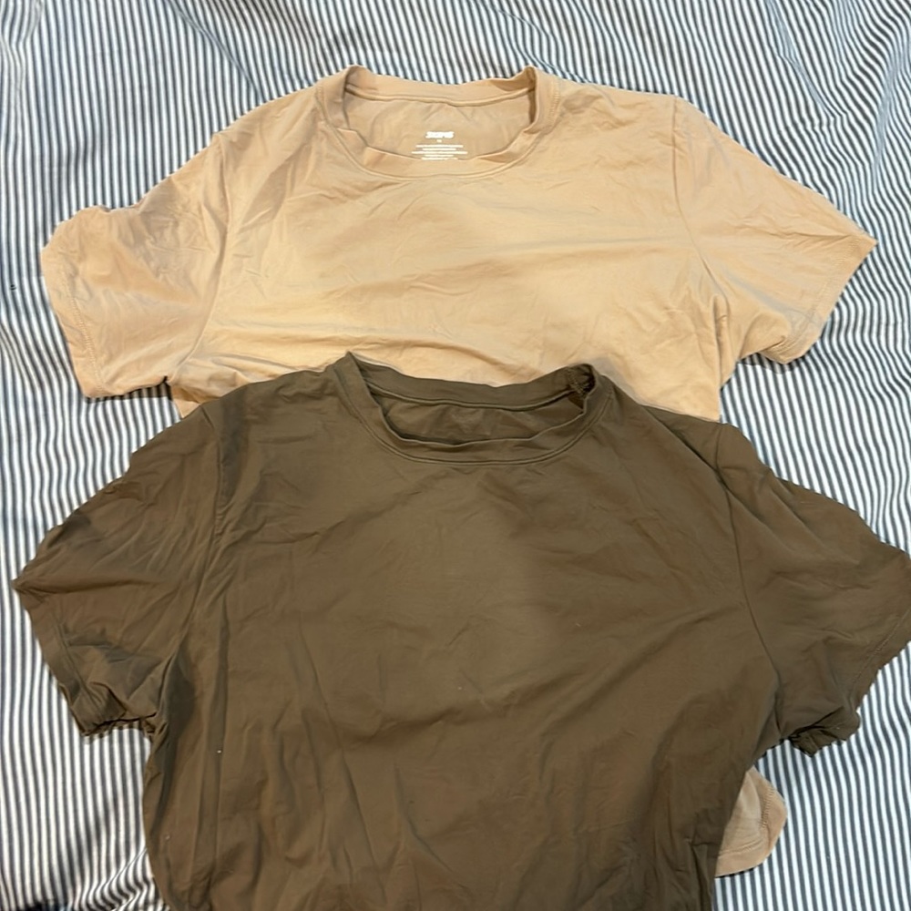 Set of 2 skims fits everybody t shirts in neutrals size m
